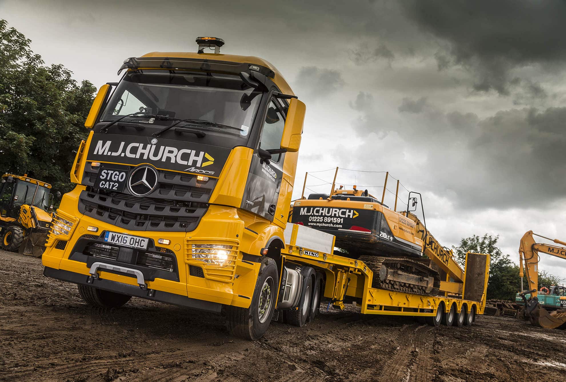 Грузовики приморский край. Mercedes-Benz Arocs. Mercedes Benz Arocs спецтехника. Мерседес Арокс трал. Mercedes Arocs 4745 LK 10x4.