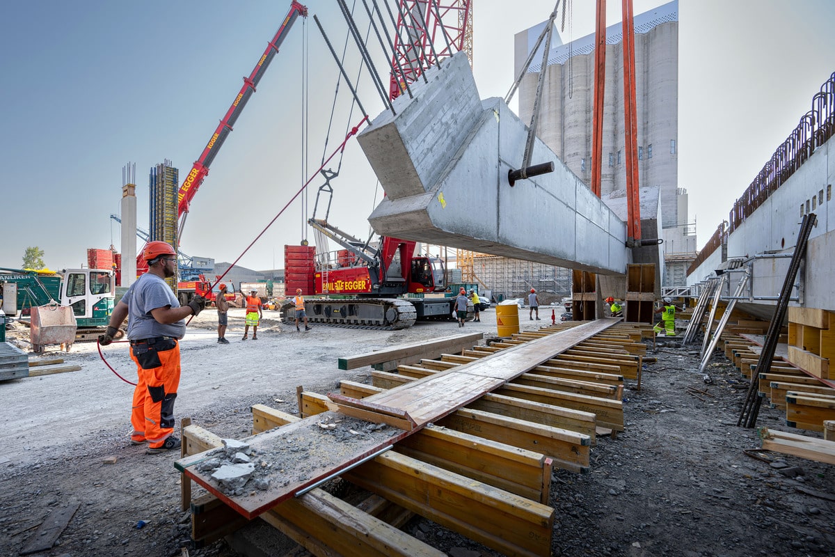 Four Liebherr Cranes Build Trimodal Transshipment Terminal