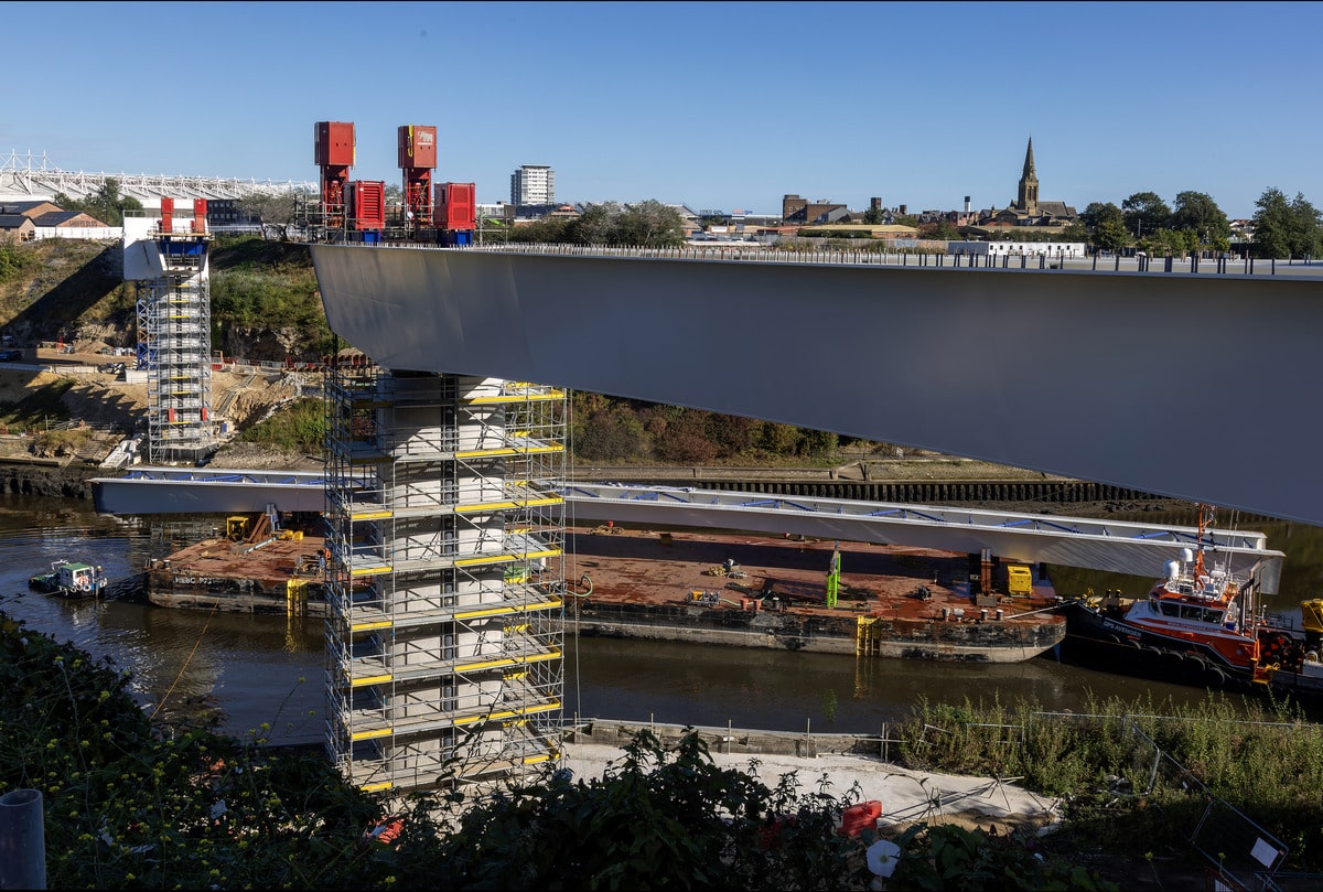 Mammoet on Schedule with the New Wear Footbridge