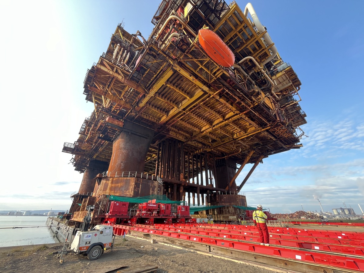 Topside Load-In for Brent Field Decommissioning Project